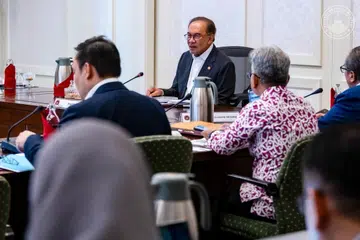 Perdana Menteri Malaysia, Datuk Seri Anwar Ibrahim, ketika mempengerusikan Mesyuarat Jawatankuasa Keselamatan Siber Negara (JKSN) Bil 3/2026 pada 20 Oktober, yang memutuskan larangan untuk penjawat awam menggunakan aplikasi navigasi Waze, sebagai langkah keselamatan dan perlindungan data pengguna.