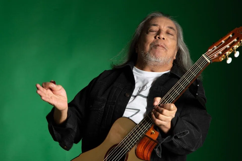 LESTARI BUDAYA: Datuk Ramli Sarip akan membuat persembahan di Taman Warisan Melayu malam esok dengan mendendangkan lagu popular dan terbarunya yang padat dengan irama muzik tradisional Melayu selain penggunaan lirik bahasa yang baik. - Foto ihsan RAMLI SARIP 