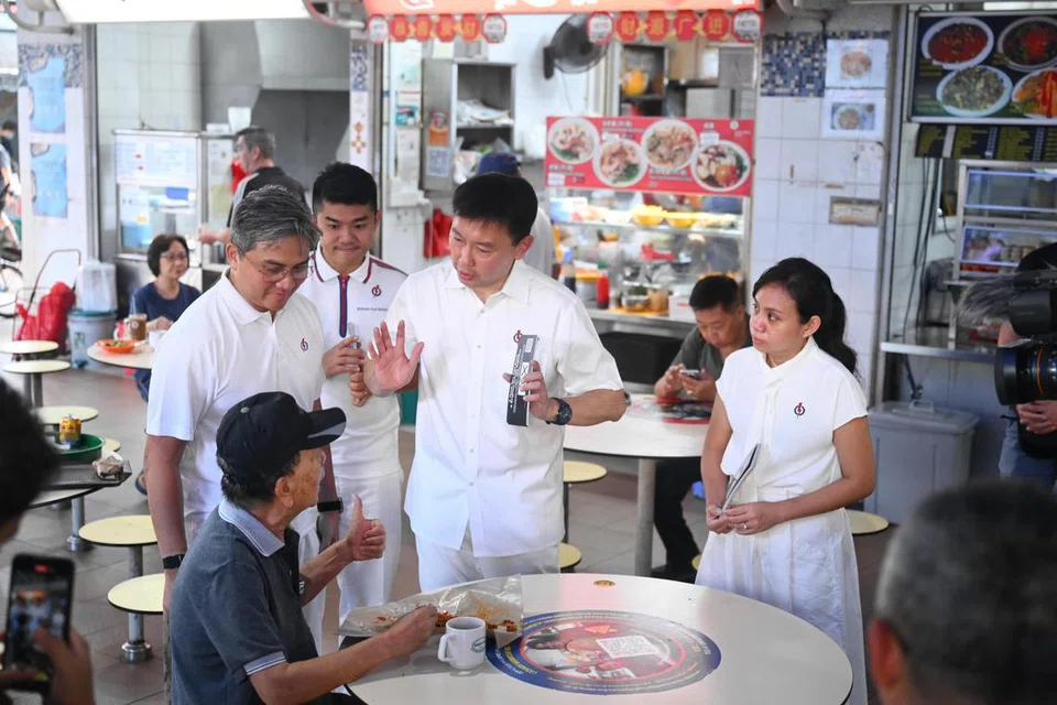 Calon bagi pasukan Parti Tindakan Rakyat (PAP) di GRC Bishan-Toa Payoh, Encik Saktiandi Supaat (berdiri, kiri), beramah mesra dengan penduduk di kawasan undi itu bersama (dari kiri) Encik Cai Yinzhou, Menteri Pengangkutan, Encik Chee Hong Tat dan Cik Elysa Chen. Encik Saktiandi berharap dapat meneruskan usaha menjadikan kawasan Bishan-Toa Payoh kawasan yang mempunyai warga yang penyayang dan inklusif. 