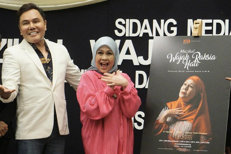 BAGAI SIRIH PULANG KE GAGANG : Seniwati Primadona Ogy Ahmad Daud membawakan muzikal berkisah tentang kehidupannya ke pentas Singapura pada Februari tahun depan atas jemputan Hafeez Glamour (kiri). - Foto DSTAR ENTERTAINMENT