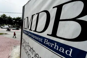 Papan iklan dengan logo 1 Malaysia Development Berhad (1MDB) di tapak binaan Bursa Tun Razak di Kuala Lumpur. 