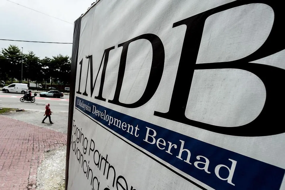 Papan iklan dengan logo 1 Malaysia Development Berhad (1MDB) di tapak binaan Bursa Tun Razak di Kuala Lumpur. 