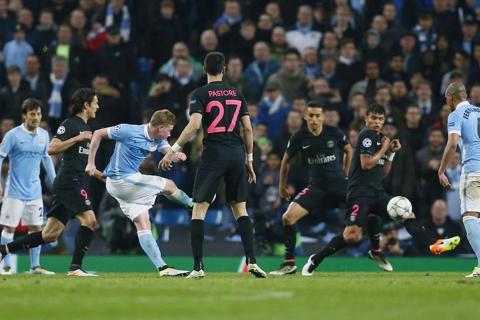 Kevin De Bruyne (tiga dari kiri) menjaringkan gol untuk Manchester City, yang mengalahkan Paris St Germain 1-0 (agregat 3-2) dalam perlawanan suku akhir kedua Liga Juara-Juara di Stadium Etihad pada Selasa (12 Apr). 