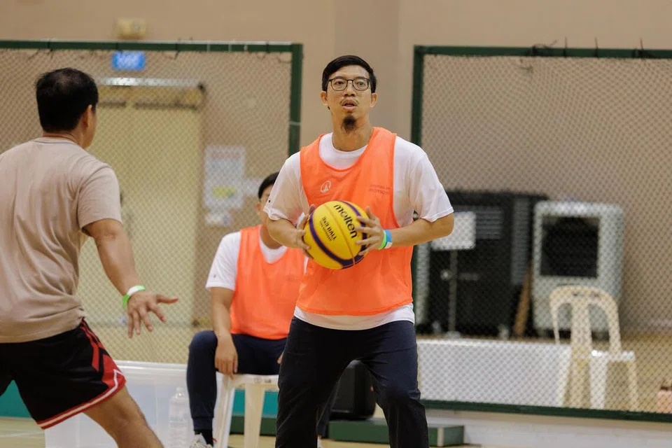 Encik Muhammad Luqman Hakim Roslan semasa pertandingan bola keranjang di Sukan Harmoni.