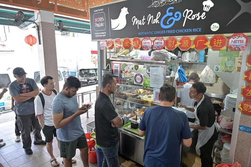 Ramai pelanggan beratur di gerai Mat Noh & Rose semasa waktu makan tengah hari. 