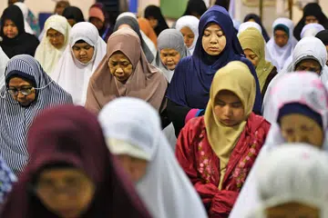 TAPAK SEMENTARA: Muslimah memenuhi tapak sementara Masjid Darul Ghufran malam kelmarin untuk mengerjakan solat tarawih. Masjid itu kini sedang menjalani peningkatan yang dijangka siap menjelang akhir tahun ini. - Foto BH oleh LIM YAOHUI