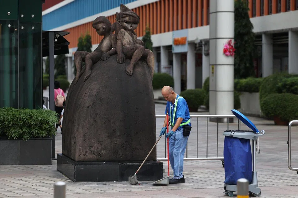 Pendapatan nominal bagi penduduk bekerja sepenuh masa dengan gaji 20 peratus terendah tumbuh sebanyak 4.6 peratus daripada $3,026 pada 2024 kepada $3,164 pada 2025, menurut data MOM.