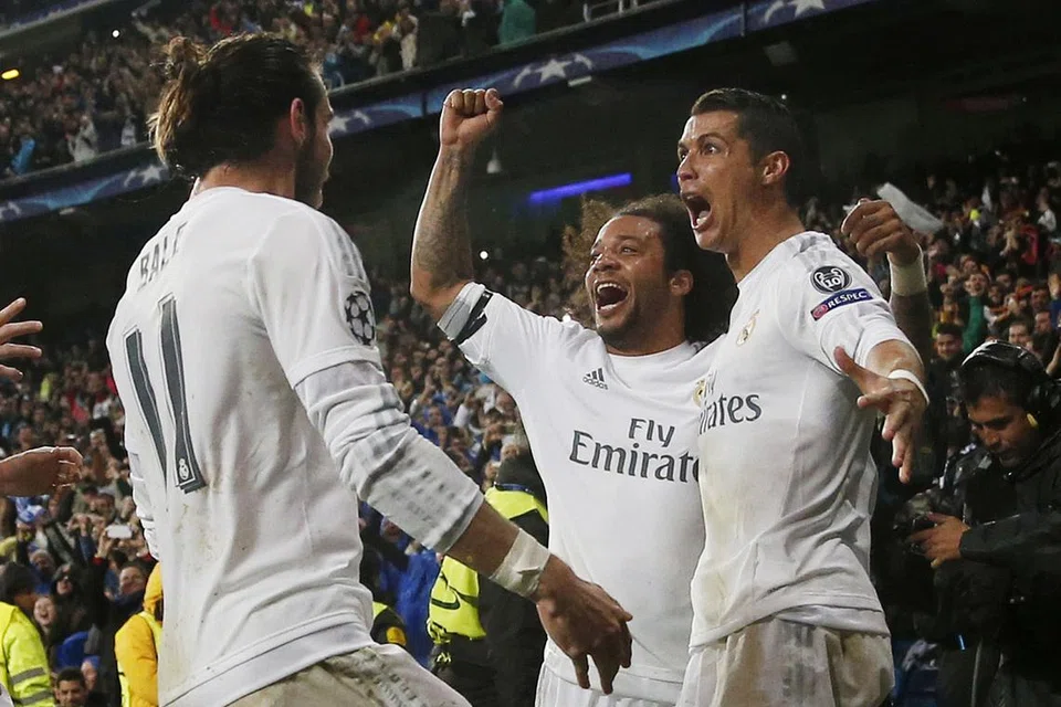HATRIK HEBAT: Bintang Real Madrid, Cristiano Ronaldo (kanan), meraikan hatrik bersama Marcelo (tengah) dan Gareth Bale semasa kemenangan hebat ke atas Wolfsburg . - Foto REUTERS