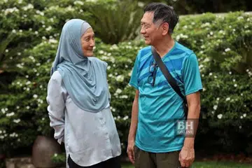 BERTAUT KEMBALI: Encik Ling Kok Ong (kanan) disatukan dengan adik perempuannya, Cik Hamsiah, selepas lebih 50 tahun mereka terpisah. - Foto BHM