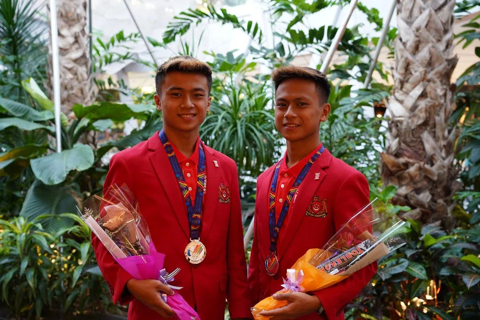 GANDINGAN BERJAYA: Pasangan adik-beradik Muhammad Haziq Mohd Zaque dan Muhammad Hazim Mohd Zaque bergambar dengan pingat perak yang dimenangi dalam acara seni ganda putera. 
