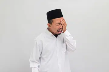 Tanda-tanda angin ahmar antaranya ialah masalah kabur penglihatan; pening atau sakit kepala;  loya atau muntah; anggota badan menjadi lemah atau lumpuh;  wajah mangsa senget dan percakapannya pula tidak jelas.