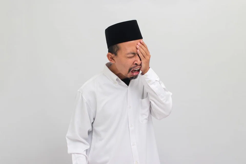 Tanda-tanda angin ahmar antaranya ialah masalah kabur penglihatan; pening atau sakit kepala;  loya atau muntah; anggota badan menjadi lemah atau lumpuh;  wajah mangsa senget dan percakapannya pula tidak jelas.