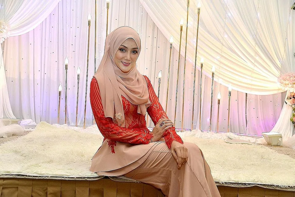 USAHA MURNI: Erra Fazira (atas) dan Rozita Che Wan antara beberapa artis di Seberang yang mengumpulkan dana bagi membantu mangsa di Gaza. - Foto fail