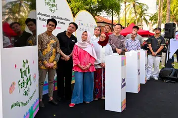 Pemangku Menteri Bertanggungjawab bagi Ehwal Masyarakat Islam yang juga Penasihat MKuasaTiga+ (M3+), Encik Zaqy Mohamad (barisan depan, tiga dari kiri) melancarkan inisiatif bagi menyokong belia Melayu/Islam di Taman Warisan Melayu sempena Festival Belia M3+ pada 22 Ogos. Beliau ditemani Setiausaha Parlimen Kanan (Pendidikan merangkap Pembangunan Negara), Dr Syed Harun Alhabsyi (barisan depan, paling kanan) dan Menteri Negara (Penerangan dan Pembangunan Digital merangkap Kesihatan), Cik Rahayu Mahzam (barisan hadapan, paling kiri). Bersama mereka ialah konsultan belia yang terdiri daripada pemimpin muda daripada pelbagai latar belakang.