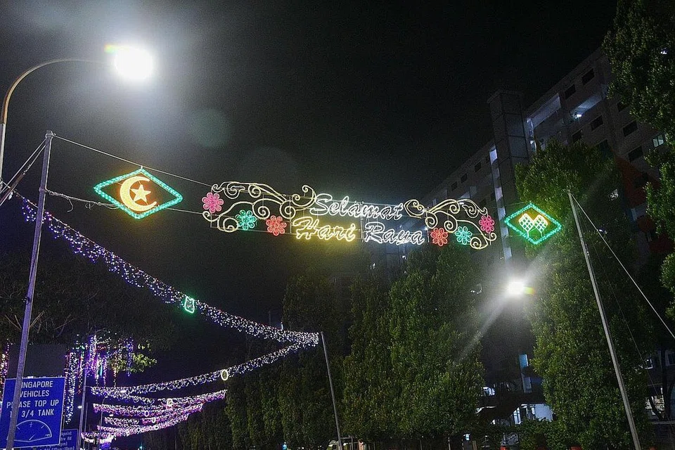 LEBIH BERSINARUNTUK SEMUA: Orang ramai yang berada di kawasan Marsiling ini pasti dapat menghargai hiasan lampu berwarna-warni ini.: Kawasan di luar Masjid An-Nur kelihatan terang disinari lampu hiasan sempena Ramadan kali ini. - Foto- Foto PERSATUAN RAKYAT (PA)