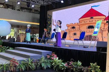 PAPAR BAKAT KREATIF: Murid darjah tiga Sekolah Rendah Bukit View mempersembahkan skit berdasarkan buku cerita 'Si Luncai Dan Labu-Labunya' sewaktu acara NILAM yang diadakan di Wisma Geylang Serai.