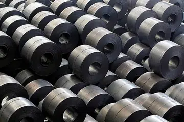 EKSPORT KE AMERIKA TERJEJAS: Gegelang keluli ini dilihat di loji keluli Hyundai di Korea Selatan. Juru analisis berkata bekalan keluli dan aluminium ke Amerika dari Asia akan dipesongkan ke tempat lain, termasuk di Singapura, selepas tarif yang dikenakan Presiden Trump berkuat kuasa. - Foto REUTERS