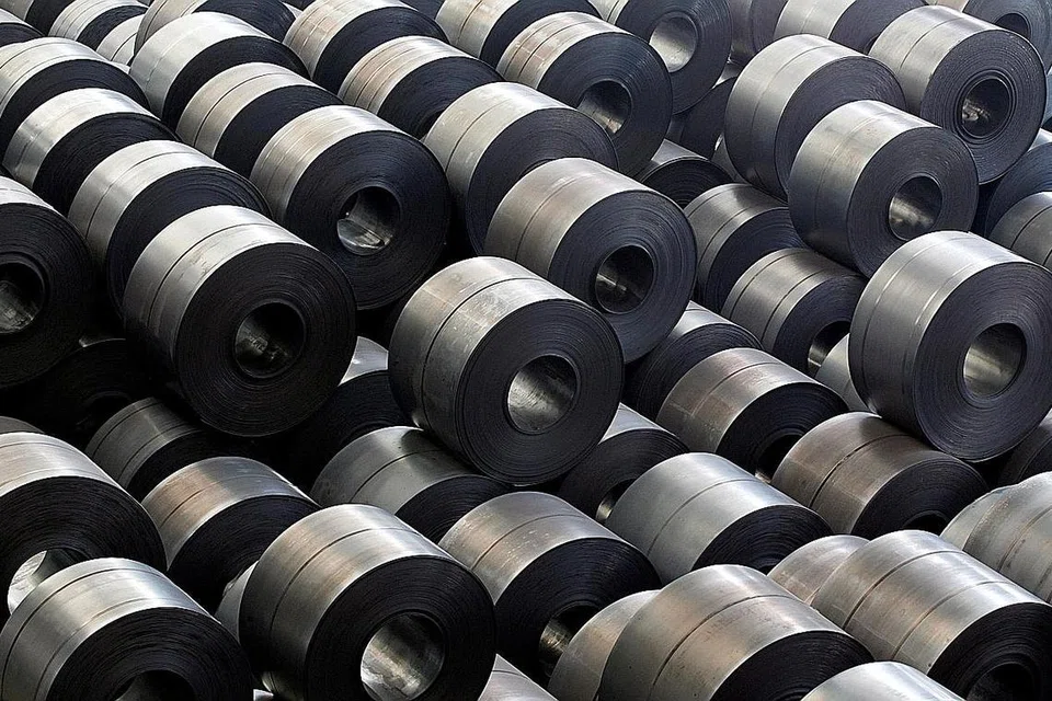 EKSPORT KE AMERIKA TERJEJAS: Gegelang keluli ini dilihat di loji keluli Hyundai di Korea Selatan. Juru analisis berkata bekalan keluli dan aluminium ke Amerika dari Asia akan dipesongkan ke tempat lain, termasuk di Singapura, selepas tarif yang dikenakan Presiden Trump berkuat kuasa. - Foto REUTERS