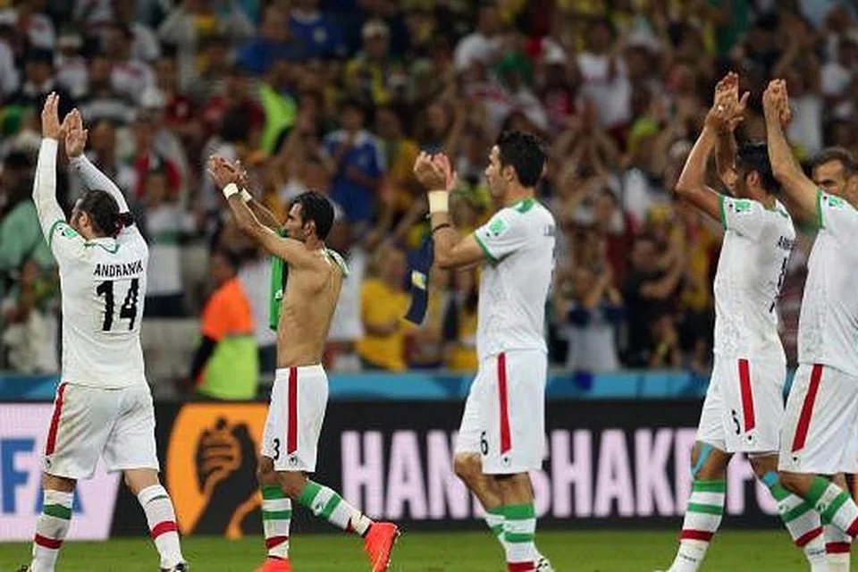 TEPUKAN PENGHARGAAN: Pemain Iran memberi tepukan kepada penonton sebagai tanda menghargai sokongan mereka sebaik tamat perlawanan menentang Nigeria bagi Kumpulan F di Arena Baixada di Curitiba awal pagi semalam waktu Singapura. - Foto