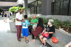 Anggota Parlimen GRC Jurong, Dr Hamid Razak, beramah mesra dengan sebuah keluarga yang hadir semasa pelancaran One Care @Jurong Spring pada 25 April lalu. 