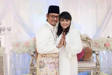 TEMUI CINTA BARU: Pelakon Riezman Khuzaimi dan Datuk Normaziah Sheikh Mohamad bernikah Khamis lalu. - Foto BHM