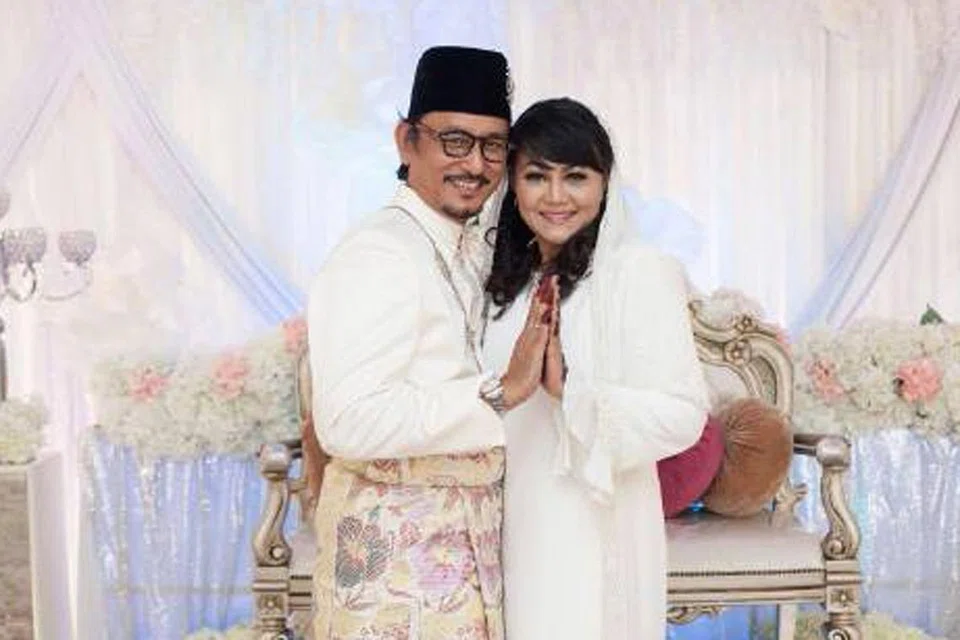 TEMUI CINTA BARU: Pelakon Riezman Khuzaimi dan Datuk Normaziah Sheikh Mohamad bernikah Khamis lalu. - Foto BHM