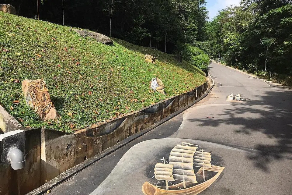 KENANG SEJARAH MELALUI LUKISAN: Lukisan mural di atas jalan menyambut pihak media semasa memulakan Lawatan Penemuan Semula Fort Siloso 2021. - Foto NHB