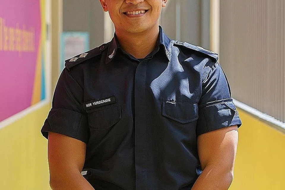 JALANKAN TUGAS: Pegawai Unit Perumahan di Institusi S1 Kompleks Selarang Park, Pegawai Pemulihan (RO 2) Nor Yusdzaidie Bagio. - Foto SINGAPORE PRISON SERVICE