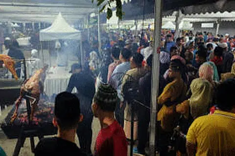 RESPONS BAIK: Ribuan pengunjung dikatakan membanjiri rumah terbuka sempena Hari Raya Aidilfitri di Kelantan yang dihoskan Datuk Seri Anwar Ibrahim pada 12 Mei.