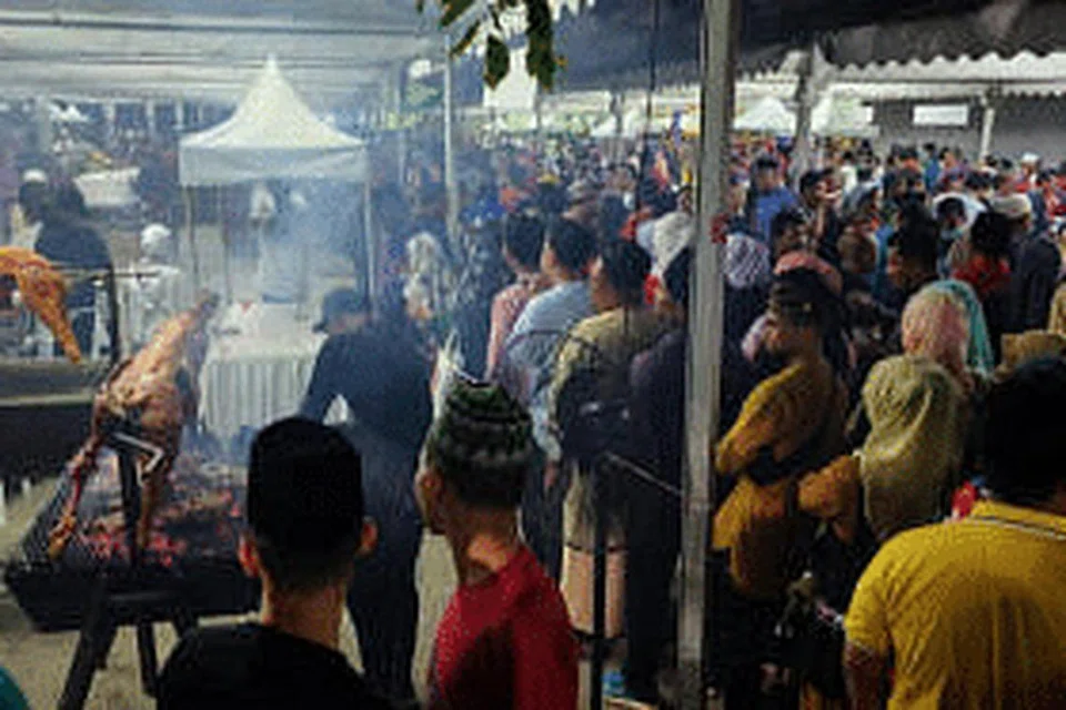 RESPONS BAIK: Ribuan pengunjung dikatakan membanjiri rumah terbuka sempena Hari Raya Aidilfitri di Kelantan yang dihoskan Datuk Seri Anwar Ibrahim pada 12 Mei.
