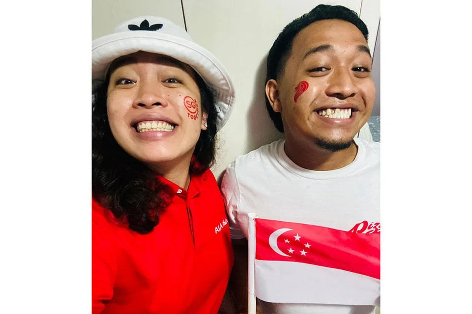 RAIKAN HARI JADI: Cik Diyanah dapat meraikan hari jadi adiknya, Encik Muhammad Syahmi (kanan), yang ke-25 pada 9 Ogos juga. - Foto ihsan DIYANAH SULAIMAN