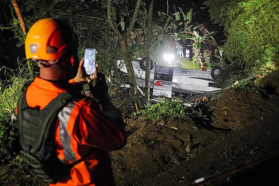 MALANG TAK BERBAU: Anggota Agensi Mencari dan Menyelamat Kebangsaan membawa keluar mangsa kemalangan bas terjunam di Sumedang, Jawa Barat, malam tadi. - Foto AFP