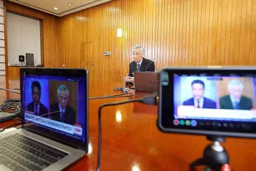 ULAS RESPONS SINGAPURA: Perdana Menteri Lee Hsien Loong diwawancara wartawan Fareed Zakaria di CNN mengenai respons Singapura menangani Covid-19. - Foto MCI
