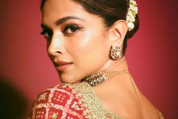 Pelakon Deepika Padukone muncul pelakon wanita India pertama mendapat penghormatan berprestij bintang di Hollywood Walk of Fame.