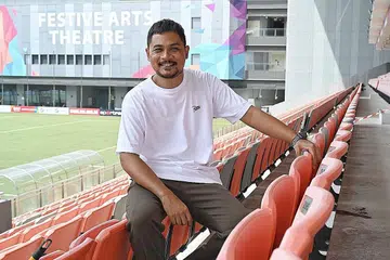 'BERDUA' LEBIH BAIK: Syed Azmir memilih untuk hidup dengan kededua kerjaya dalam dunia bola sepak dan nyanyian. - Foto BH oleh KHALID BABA