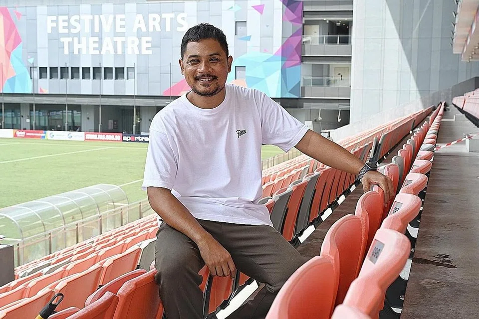 'BERDUA' LEBIH BAIK: Syed Azmir memilih untuk hidup dengan kededua kerjaya dalam dunia bola sepak dan nyanyian. - Foto BH oleh KHALID BABA