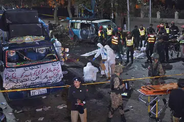 RAMAI TURUT CEDERA: Pasukan keselamatan memeriksa tapak kejadian selepas satu letupan menggegarkan Lahore kelmarin. - Foto AFP