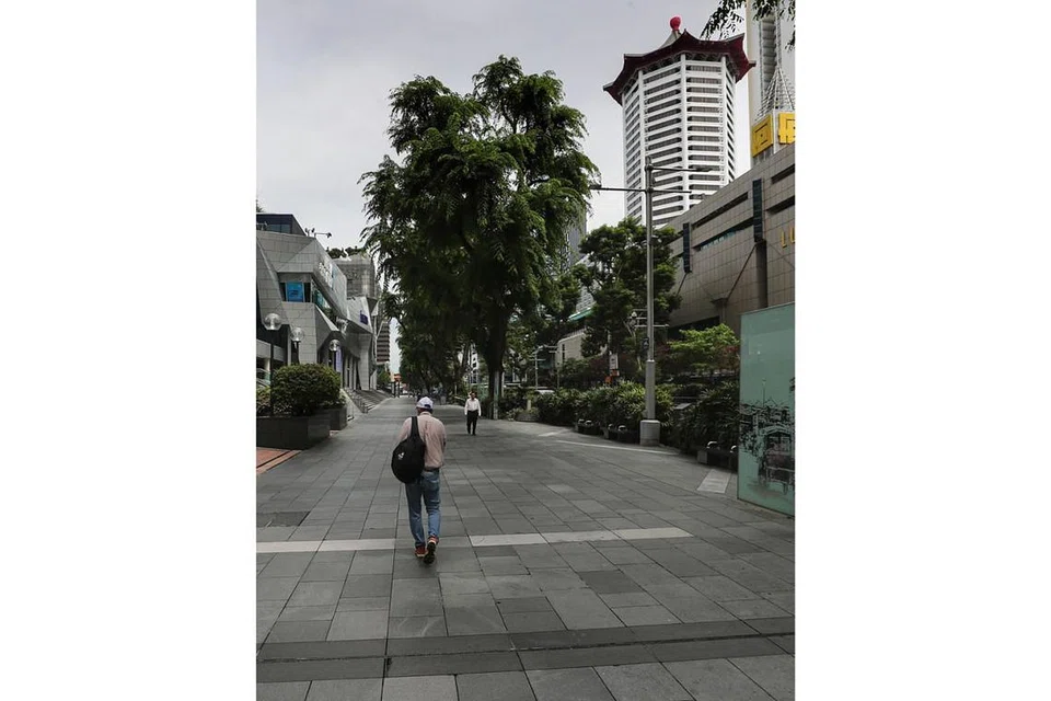 ORCHARD ROAD PUN SUNYI: Kawasan penarik pelancong Orchard Road tidak lepas daripada kesunyian pemutus litar Covid-19. - Foto BH oleh KELVIN CHNG 