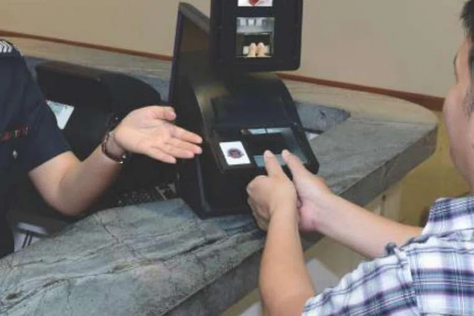 Pelancong yang menggunakan kaunter yang dikendalikan di pusat pemeriksaan imigresen perlu mengimbas kedua-dua cap jari mereka semasa tiba dan berlepas.