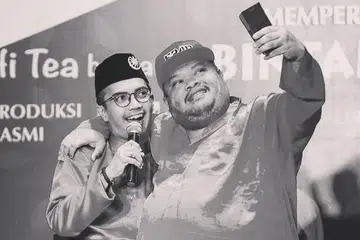 KENANGAN BERSAMA: Artis seberang tambak, Ezad Lazim bersama Fadil. - Foto EZAD LAZIM/FACEBOOK