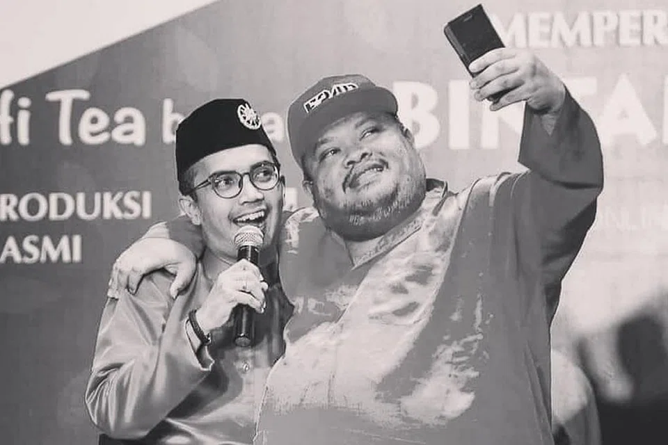 KENANGAN BERSAMA: Artis seberang tambak, Ezad Lazim bersama Fadil. - Foto EZAD LAZIM/FACEBOOK