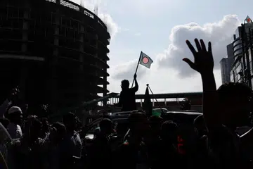 Orang ramai merayakan peletakan jawatan perdana menteri Sheikh Hasina di Dhaka, Bangladesh pada 5 Ogos.
