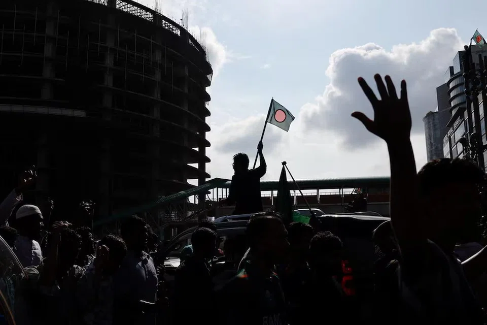 Orang ramai merayakan peletakan jawatan perdana menteri Sheikh Hasina di Dhaka, Bangladesh pada 5 Ogos.