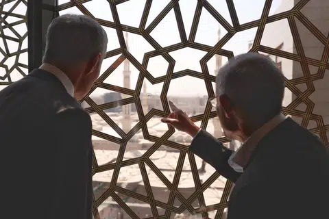 LAWATAN KE MADINAH: Encik Lee Hsien Loong (kiri) dan Encik Masagos Zulkifli Masagos Mohamad memandang ke arah Masjid Nabawi dalam lawatan mereka ke Madinah.