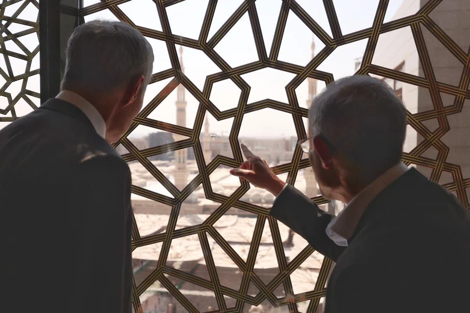 LAWATAN KE MADINAH: Encik Lee Hsien Loong (kiri) dan Encik Masagos Zulkifli Masagos Mohamad memandang ke arah Masjid Nabawi dalam lawatan mereka ke Madinah.