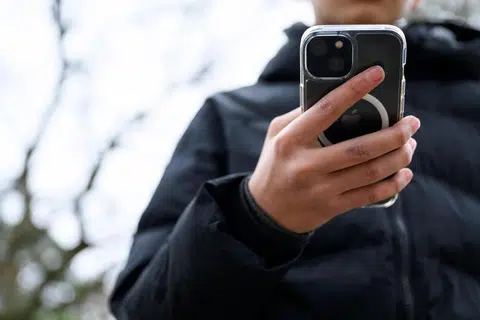 Di ruang yang semua orang boleh bersuara, kadangkala memilih untuk berdiam itu juga satu bentuk adab.