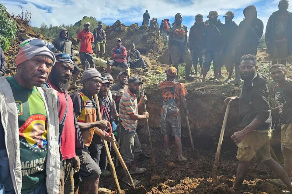 Penduduk tempatan berkumpul di tengah-tengah kerosakan selepas tanah runtuh di Maip Mulitaka, wilayah Enga, Papua New Guinea 24 Mei 2024. 