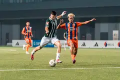 Penyerang Geylang, Dejan Racic (kiri), memainkan peranan penting dalam kemenangan 3-1 pasukannya ke atas FC Jurong di Our Tampines Hub pada 10 Oktober. Kemenangan itu bermakna pasukan bimbingan Noor Ali menduduki tangga teratas Liga Perdana Singapura (SPL) selepas tiga perlawanan.