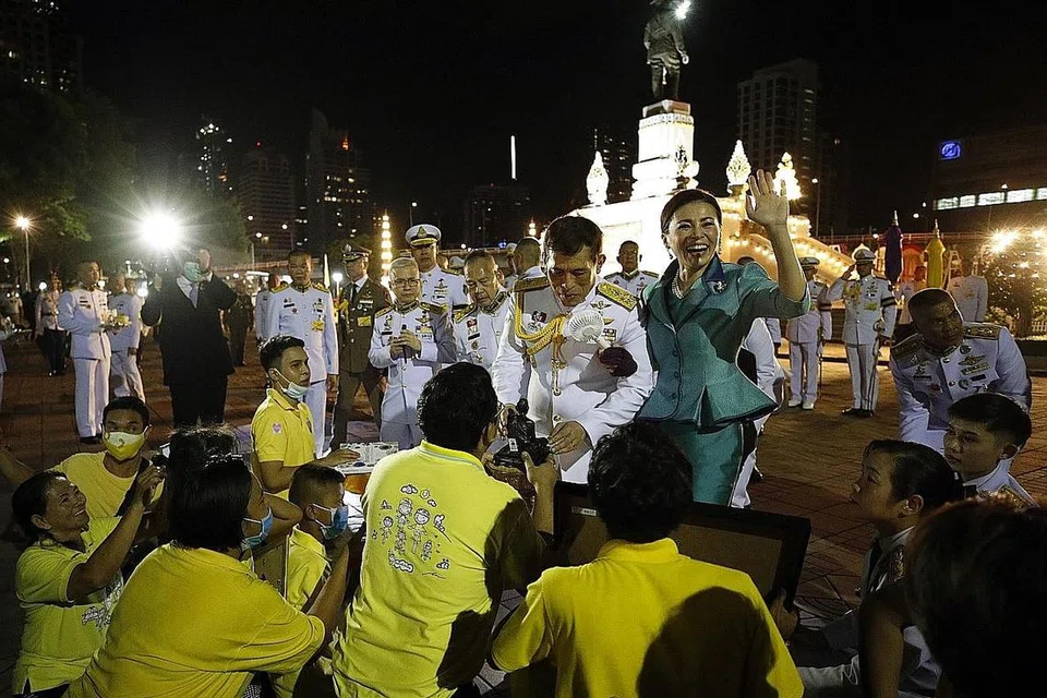 TEMU PENYOKONG: Raja Vajiralongkorn dan Pemaisuri Suthida bertemu kumpulan penyokong diraja di Bangkok baru-baru ini. Raja Vajiralongkorn kini meluangkan lebih banyak masa di negaranya sambil mengadakan lawatan di beberapa tempat di Thailand dan bertemu penyokong. - Foto EPA-EFE