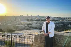 PEMANDANGAN BAITULMAKDIS: Wartawan Multimedia BH, Harith Mustaffa, ketika berada di Gunung Zaitun menghadap Masjid Al-Aqsa dan Kubah Al-Sakhrah di Baitulmakdis semasa lawatannya ke Timur Tengah mengikut rombongan Kementerian Ehwal Luar (MFA) ke Israel, wilayah Palestin dan Jordan.